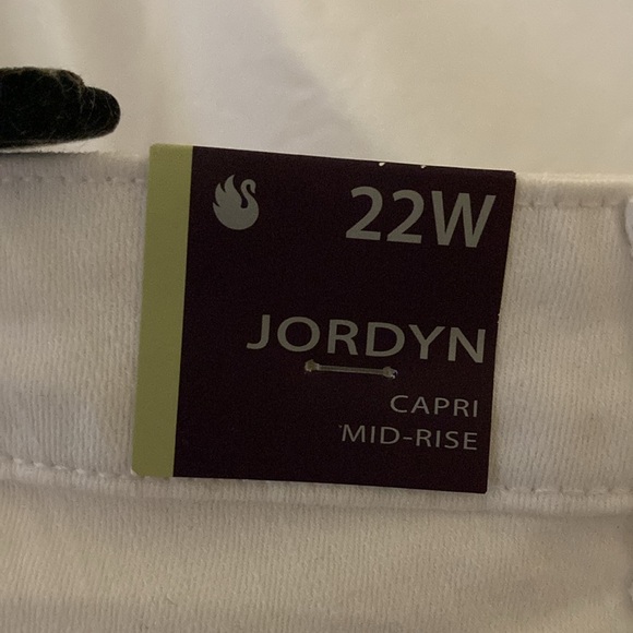 Gloria Vanderbilt Jordyn midrise Capris with sparkly embellishments - Picture 9 of 9